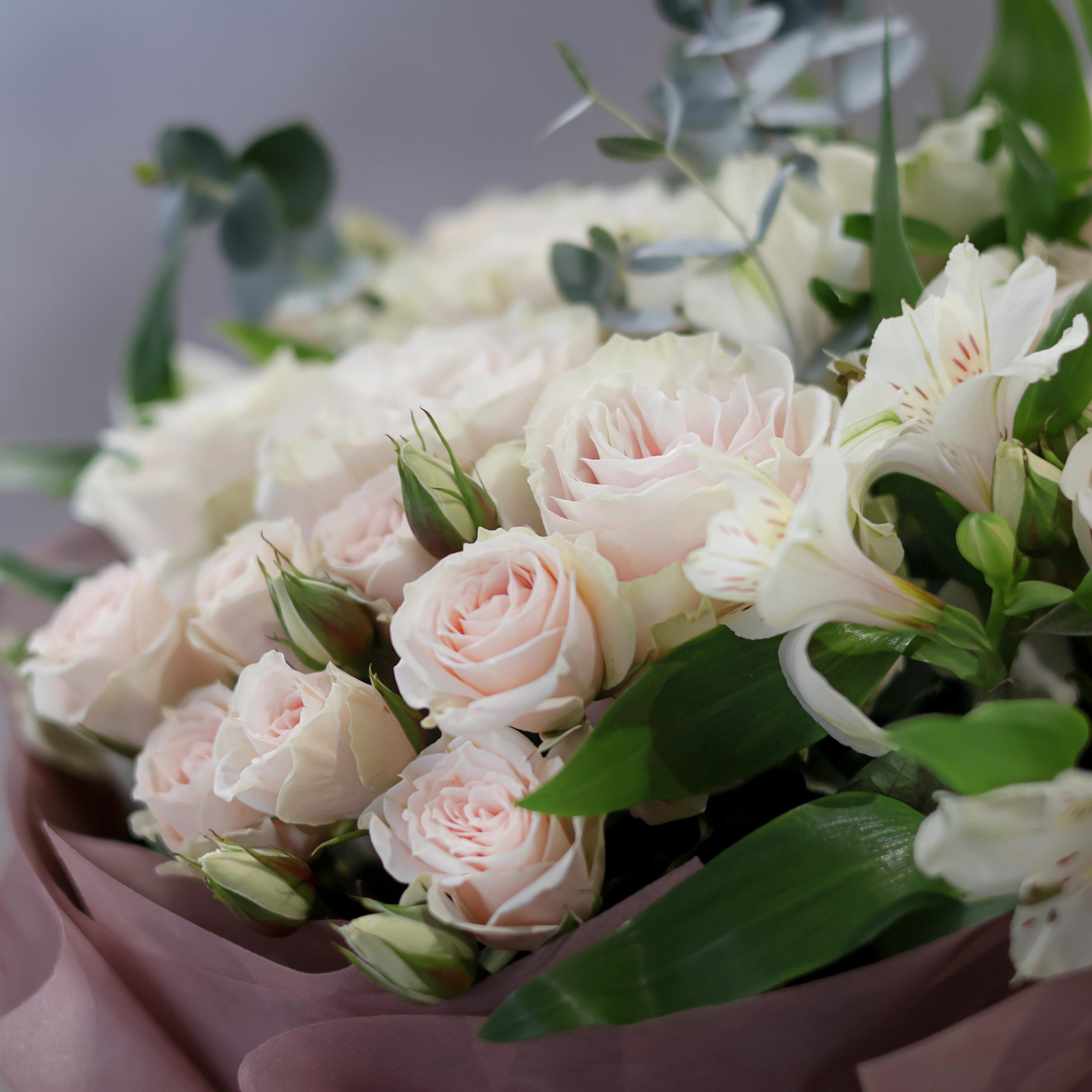 Букет Малена No. 239 - Изключително стилен и нежен букет с микс от рози и евкалипт, доставка в София, снимка 3