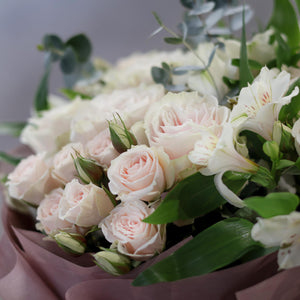 Букет Малена No. 239 - Изключително стилен и нежен букет с микс от рози и евкалипт, доставка в София, снимка 3