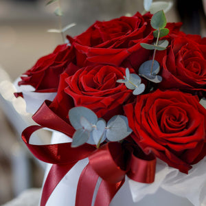 Кутия Мия Nо. 243 - Великолепна кутия с червени рози и евкалипт, доставка в София, снимка 2