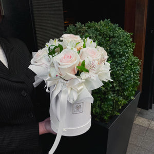 Кутия Ава Nо. 244 - Чаровна бяла кутия с рози и декорация, доставка в София