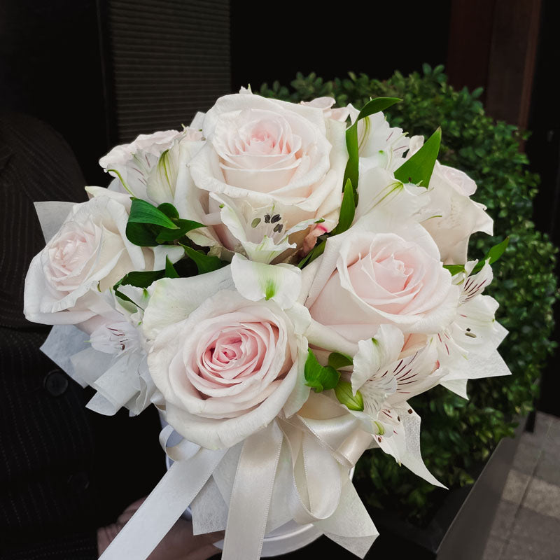 Кутия Ава Nо. 244 - Чаровна бяла кутия с рози и декорация, доставка в София, снимка 2