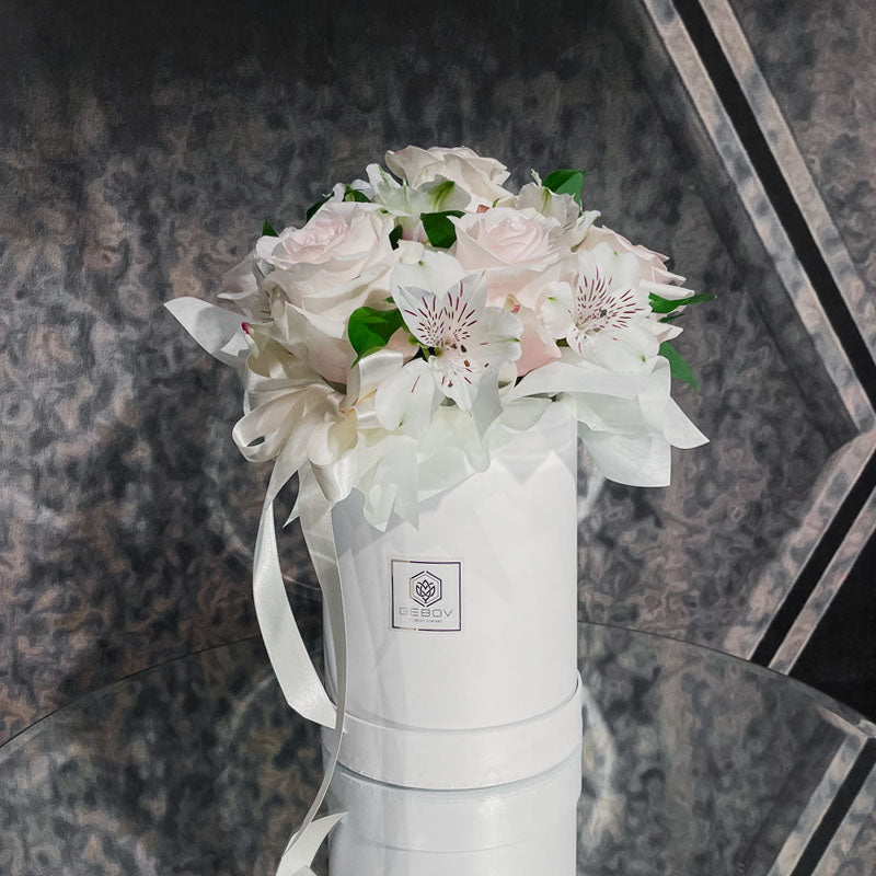 Кутия Ава Nо. 244 - Чаровна бяла кутия с рози и декорация, доставка в София, снимка 3