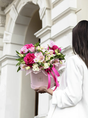 Кутия Грейс Nо. 246 - Уникална кутия в розова гама с рози, алстромерия и евкалипт, доставка в София