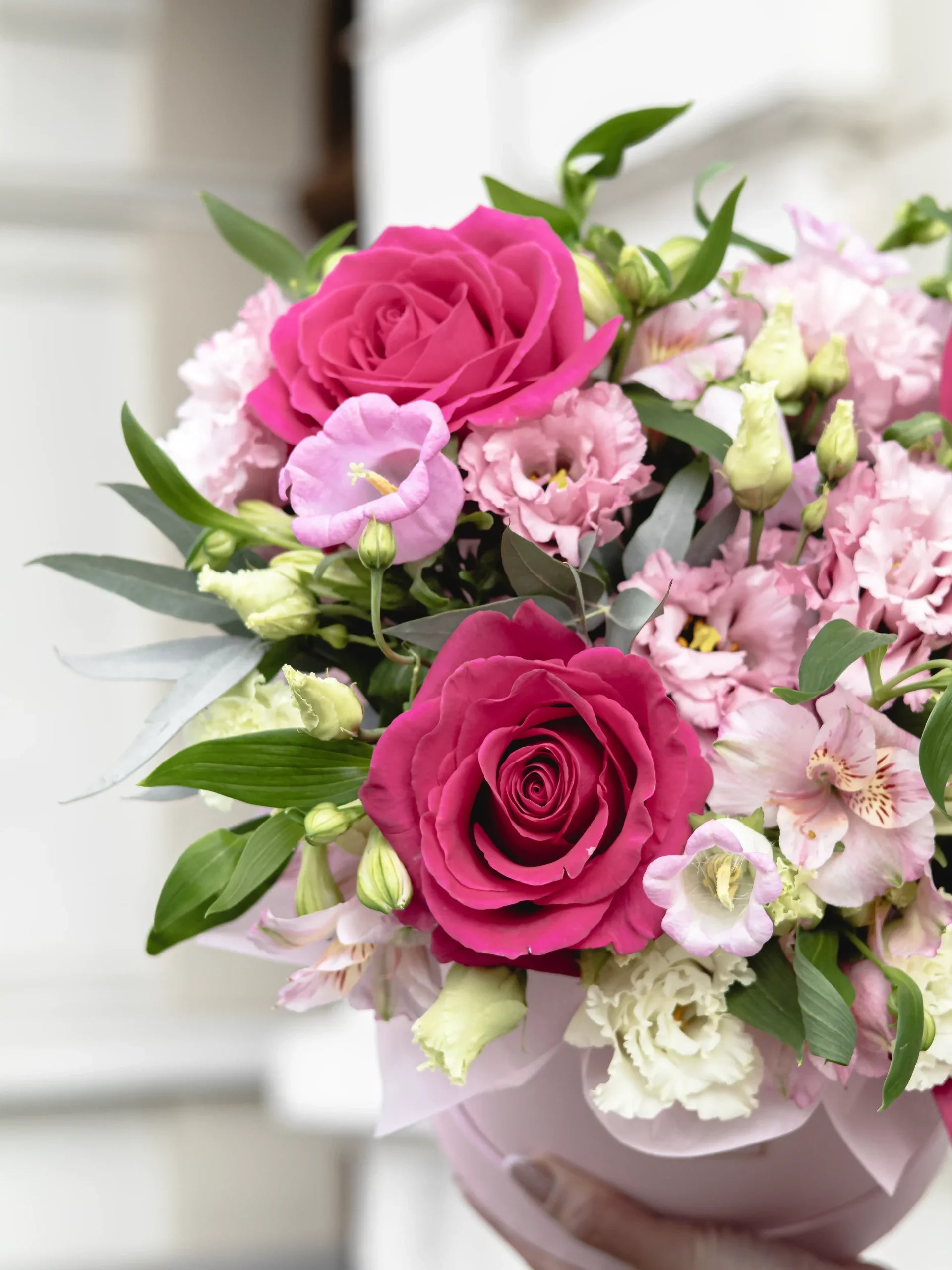 Кутия Грейс Nо. 246 - Уникална кутия в розова гама с рози, алстромерия и евкалипт, доставка в София, снимка 4