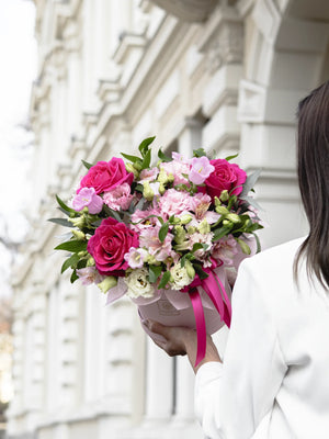 Кутия Грейс Nо. 246 - Уникална кутия в розова гама с рози, алстромерия и евкалипт, доставка в София, снимка 2