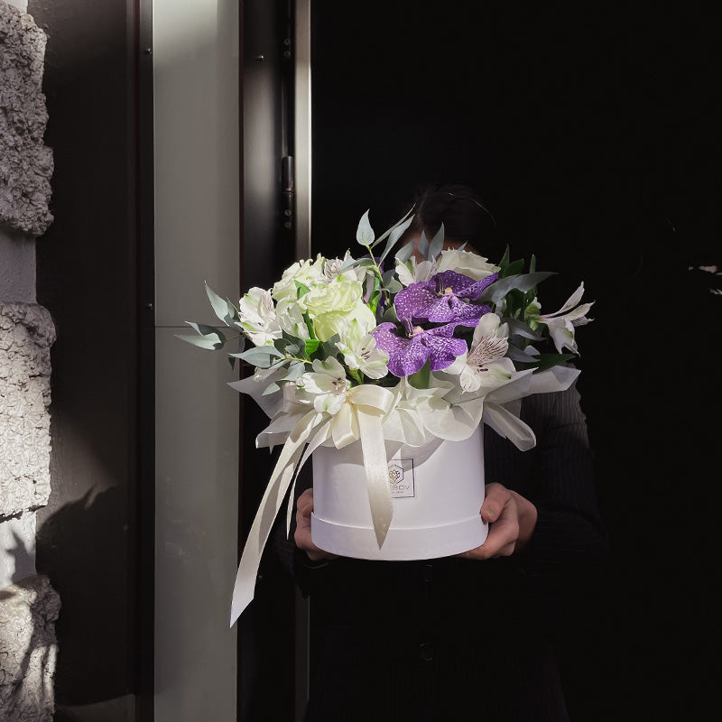 Кутия Ванда Nо. 247 - Топ кутия с орхидеи ванда, рози и декорация, доставка в София