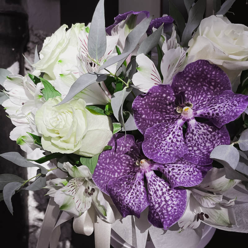 Кутия Ванда Nо. 247 - Топ кутия с орхидеи ванда, рози и декорация, доставка в София, снимка 3