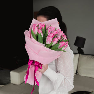 Букет от 23 розови лалета Nо. 249 - Невероятно красив букет от 23 розови лалета в стилна розова, доставка в София, снимка 2