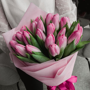 Букет от 23 розови лалета Nо. 249 - Невероятно красив букет от 23 розови лалета в стилна розова, доставка в София