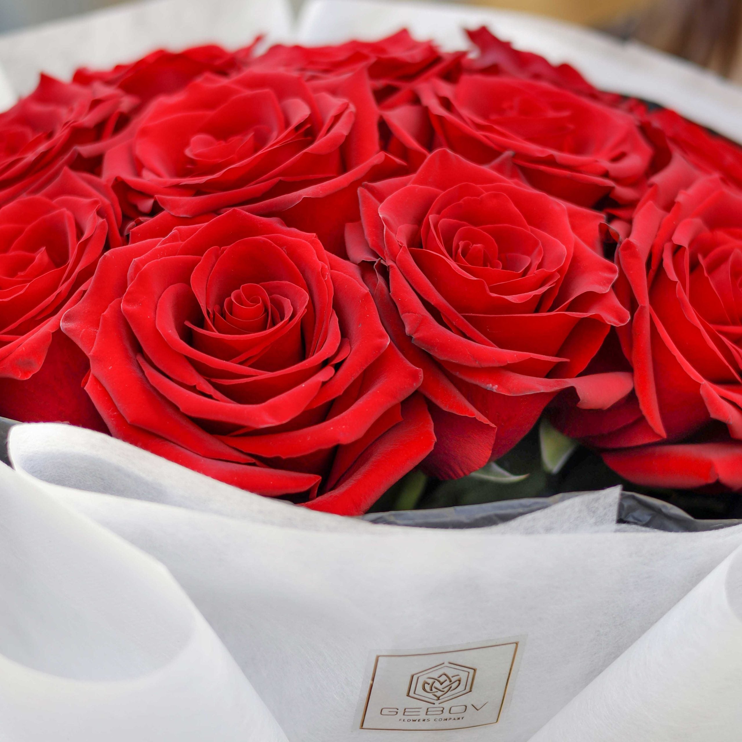 Букет от 11 червени рози Nо. 256 - Изтънчен букет от премиум качество червени рози в стилна, бяла, доставка в София, снимка 3