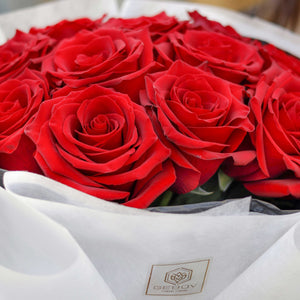 Букет от 11 червени рози Nо. 256 - Изтънчен букет от премиум качество червени рози в стилна, бяла, доставка в София, снимка 3