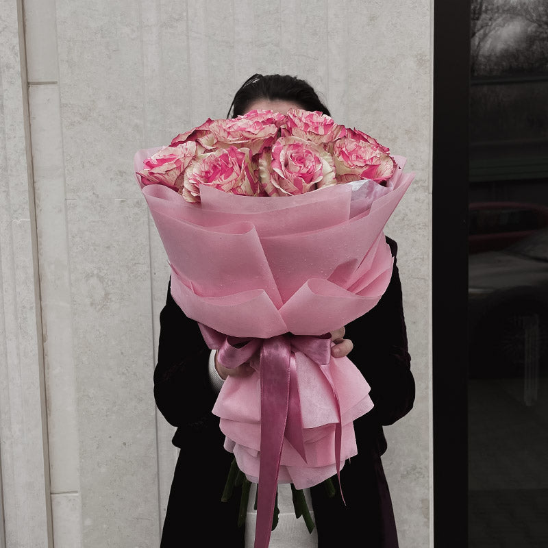 Букет от 11 розови рози Nо. 257 - Прекрасен букет от премиум качество двуцветни рози в стилна, доставка в София