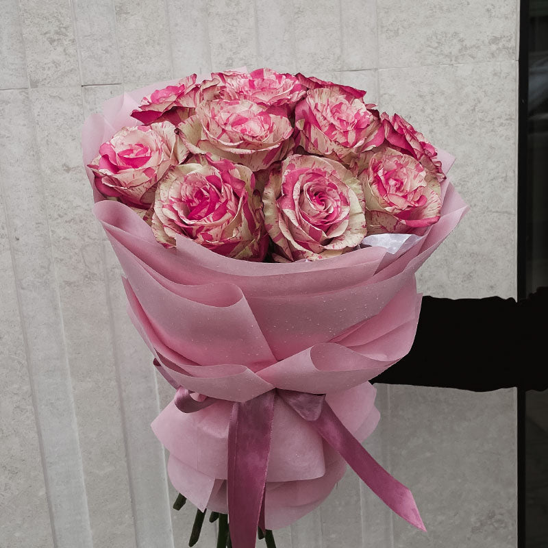 Букет от 11 розови рози Nо. 257 - Прекрасен букет от премиум качество двуцветни рози в стилна, доставка в София, снимка 3