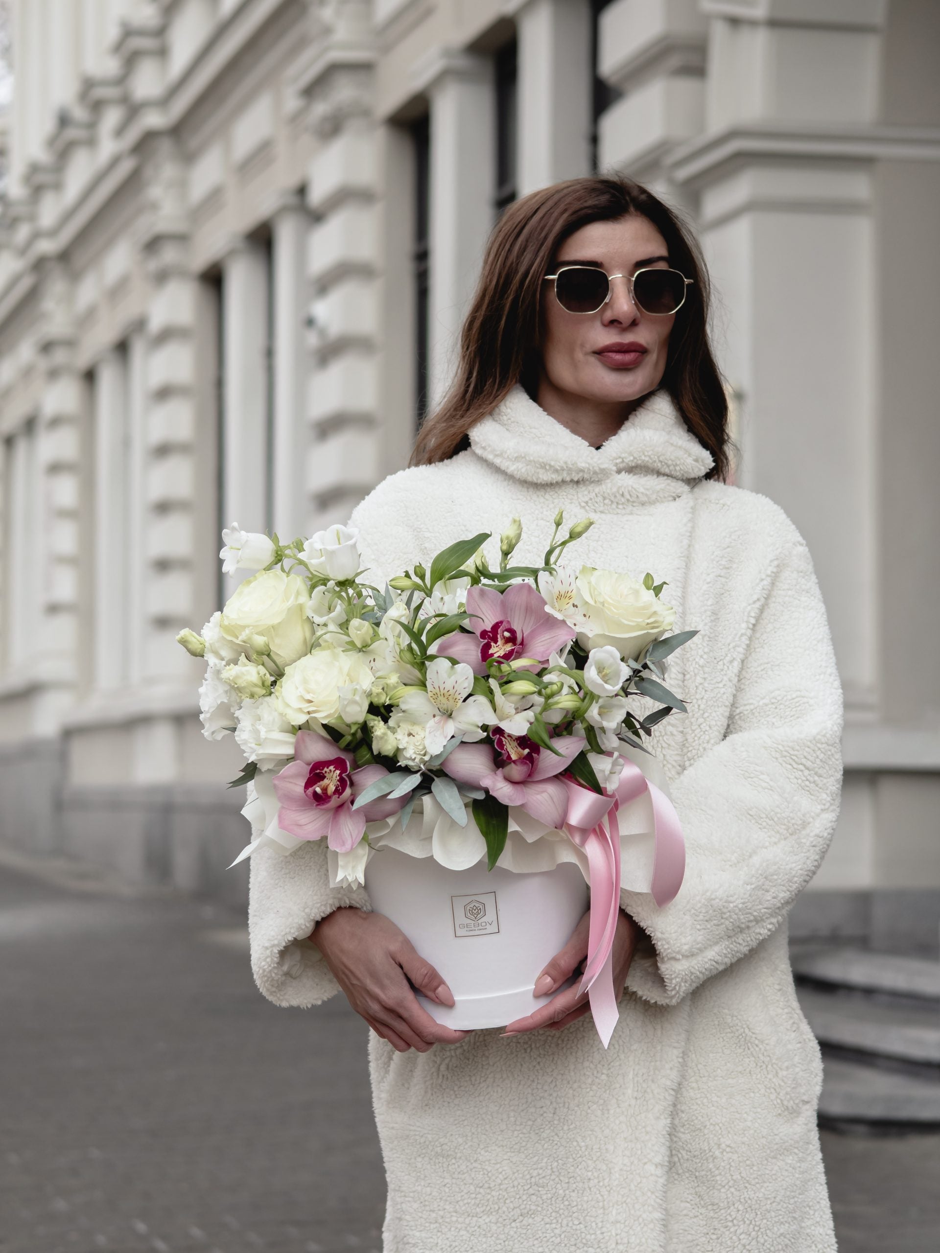 Кутия Манди Nо. 261 - Изискана и стилна кутия с комбинация от рози, цимбидиум и евкалипт, доставка в София, снимка 3