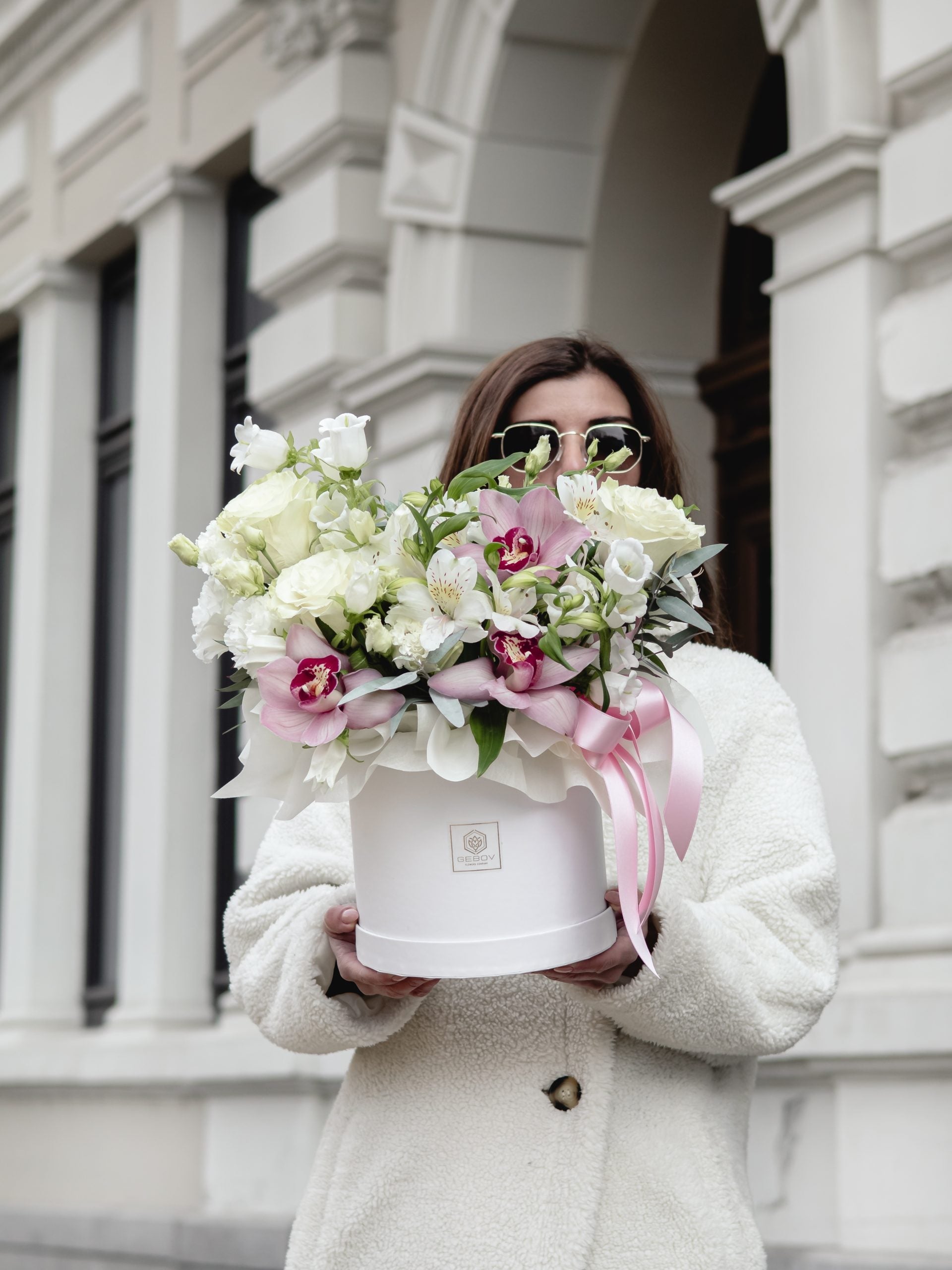 Кутия Манди Nо. 261 - Изискана и стилна кутия с комбинация от рози, цимбидиум и евкалипт, доставка в София, снимка 4