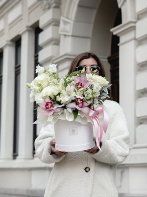 Кутия Манди Nо. 261 - Изискана и стилна кутия с комбинация от рози, цимбидиум и евкалипт, доставка в София, снимка 4