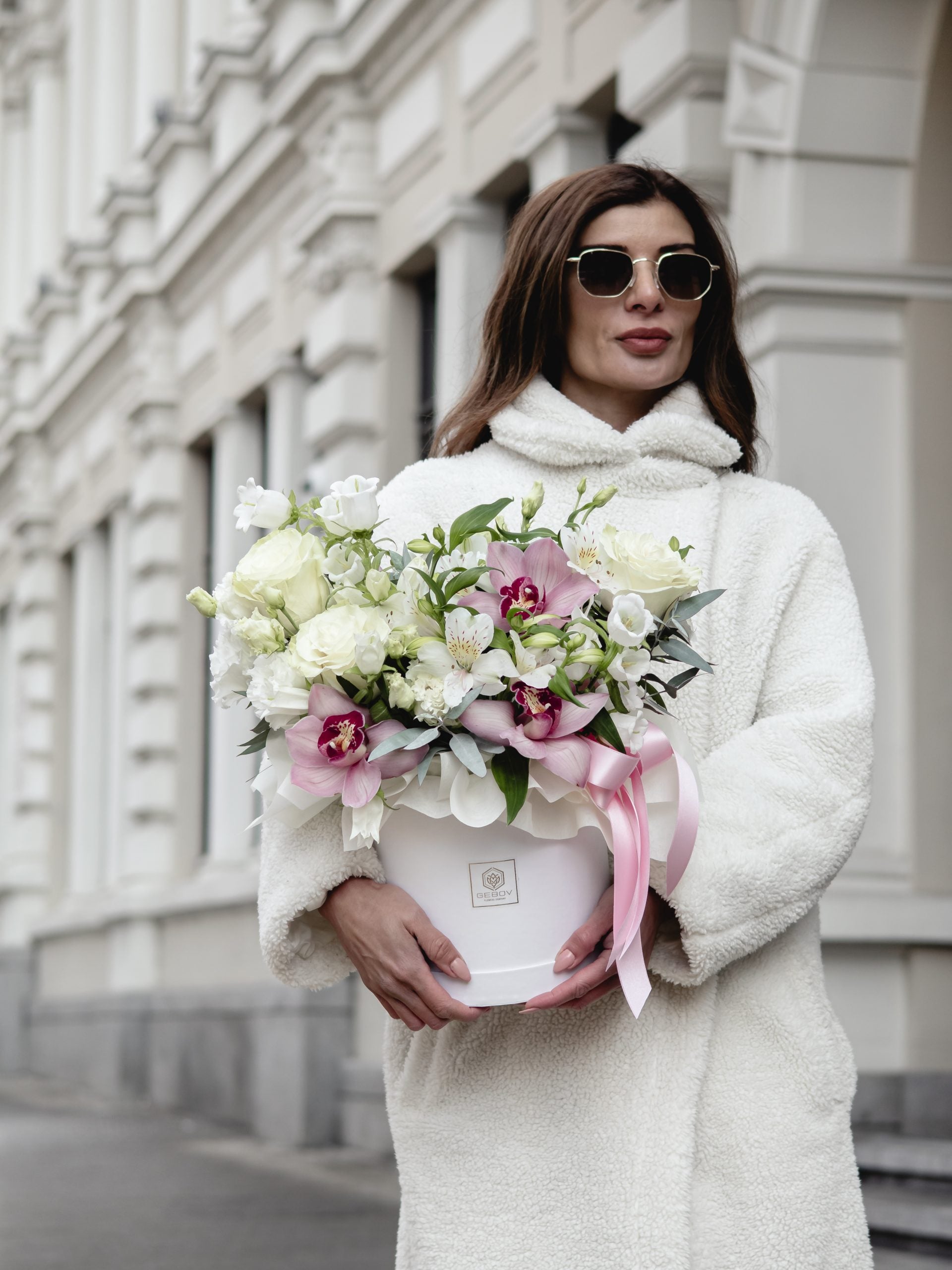 Кутия Манди Nо. 261 - Изискана и стилна кутия с комбинация от рози, цимбидиум и евкалипт, доставка в София