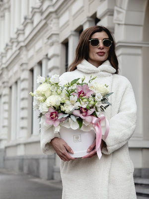 Кутия Манди Nо. 261 - Изискана и стилна кутия с комбинация от рози, цимбидиум и евкалипт, доставка в София