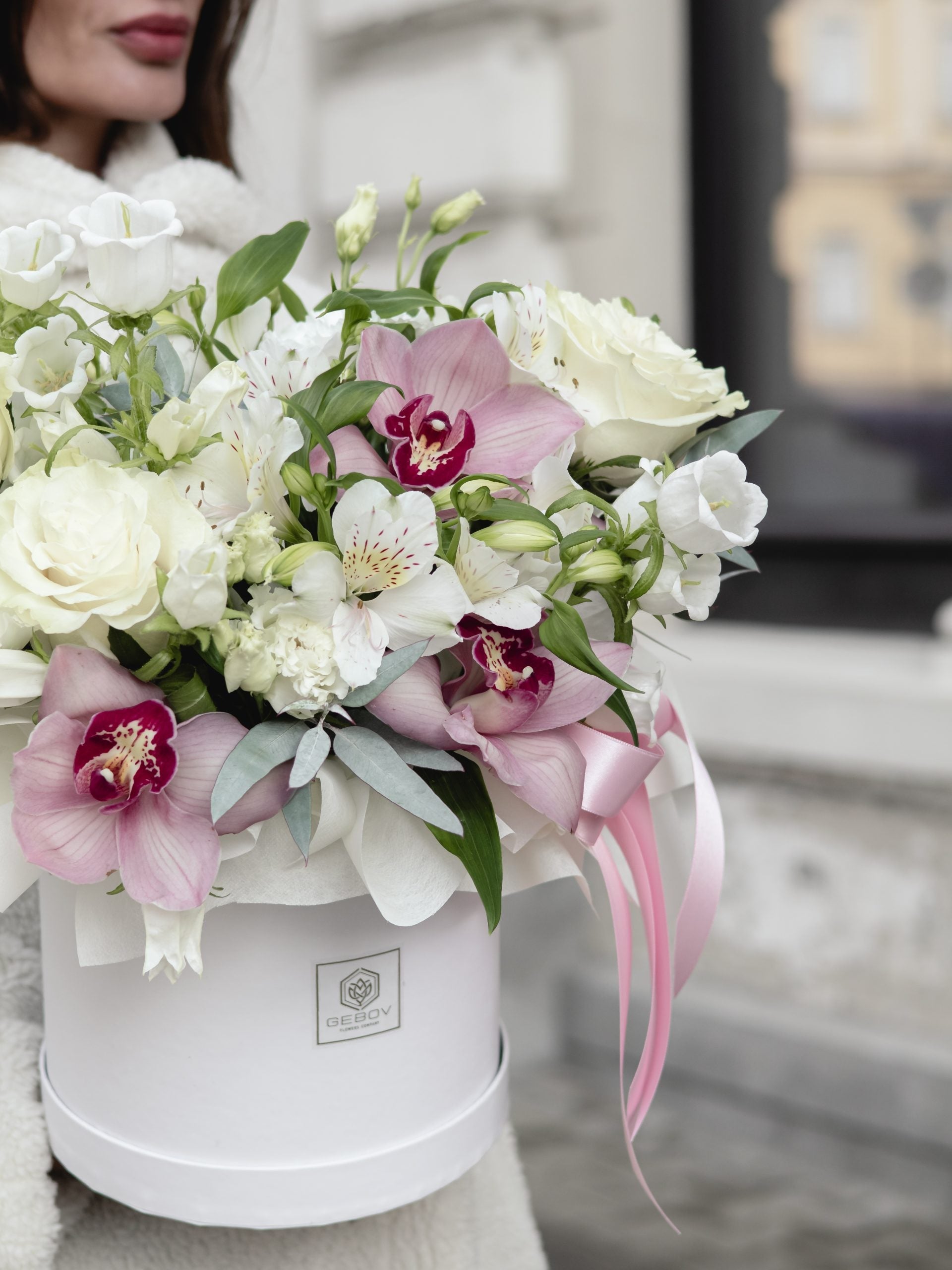 Кутия Манди Nо. 261 - Изискана и стилна кутия с комбинация от рози, цимбидиум и евкалипт, доставка в София, снимка 2