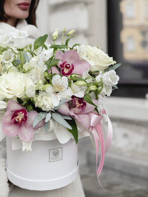 Кутия Манди Nо. 261 - Изискана и стилна кутия с комбинация от рози, цимбидиум и евкалипт, доставка в София, снимка 2