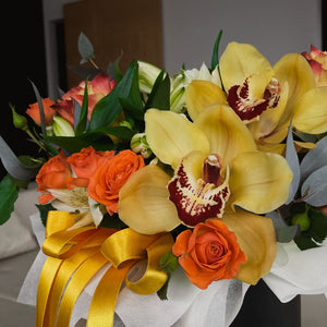 Кутия Инда Nо. 263 - Очарователна кутия в пъстри цветове с рози, цимбидиум и евкалипт, доставка в София, снимка 4