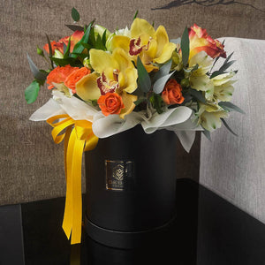 Кутия Инда Nо. 263 - Очарователна кутия в пъстри цветове с рози, цимбидиум и евкалипт, доставка в София