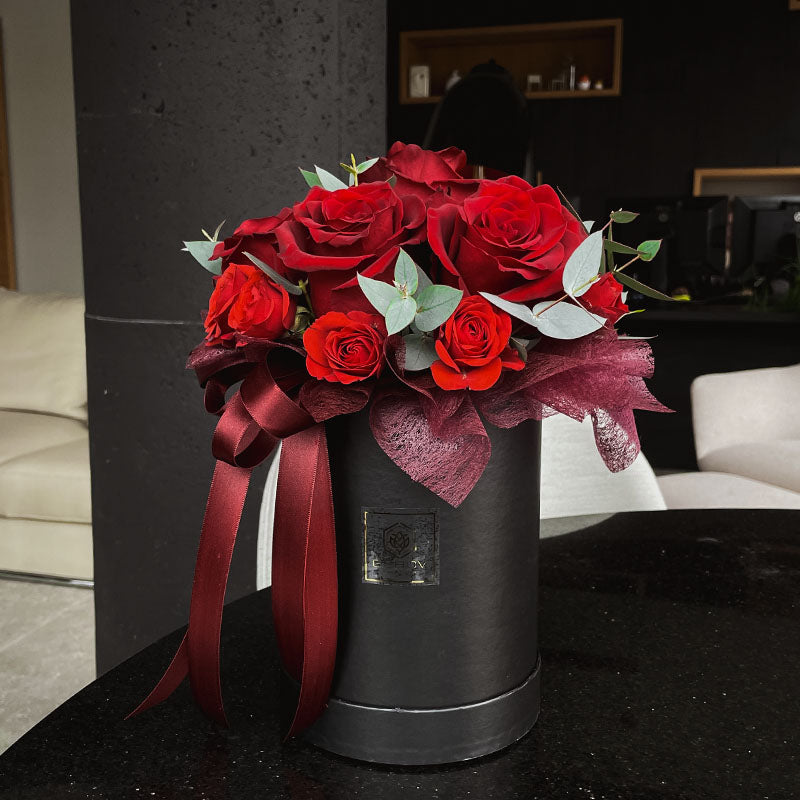 Кутия Шарлот Nо. 264 - Изключително красива и стилна кутия с червени рози и евкалипт, доставка в София