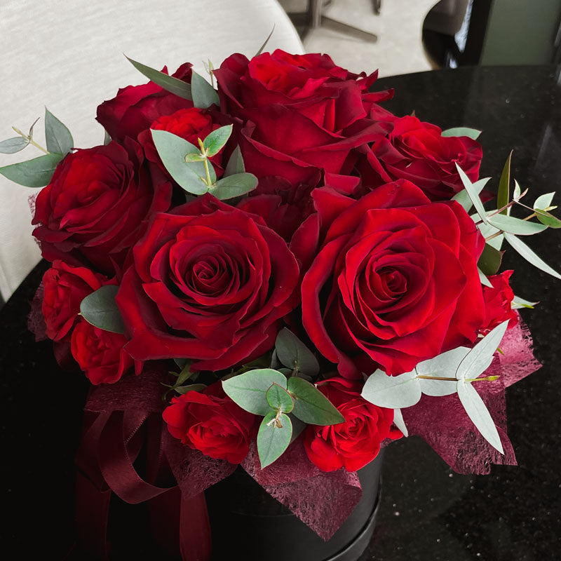 Кутия Шарлот Nо. 264 - Изключително красива и стилна кутия с червени рози и евкалипт, доставка в София, снимка 3