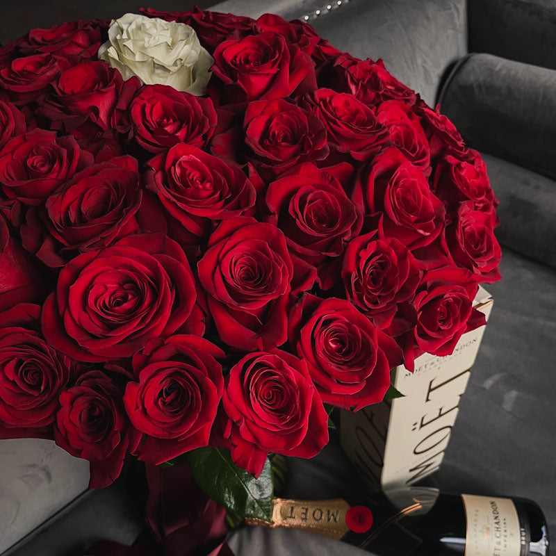 Шампанско и рози Nо. 268 - Шампанско Моет и 51 червени рози с височина 90 см и премиум качество, доставка в София