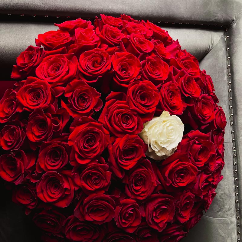 Шампанско и рози Nо. 268 - Шампанско Моет и 51 червени рози с височина 90 см и премиум качество, доставка в София, снимка 2