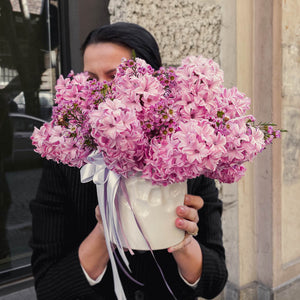 Ароматни розови зюмбюли в кашпа No. 270 - Букет от ароматни зюмбюли в розов цвят, натопени в бяла кашпа, доставка в София