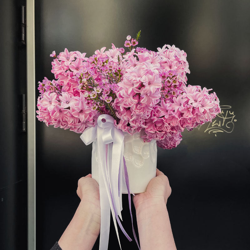 Ароматни розови зюмбюли в кашпа No. 270 - Букет от ароматни зюмбюли в розов цвят, натопени в бяла кашпа, доставка в София