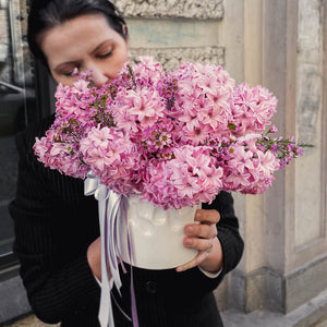 Ароматни розови зюмбюли в кашпа No. 270 - Букет от ароматни зюмбюли в розов цвят, натопени в бяла кашпа, доставка в София