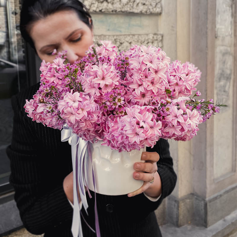 Ароматни розови зюмбюли в кашпа No. 270 - Букет от ароматни зюмбюли в розов цвят, натопени в бяла кашпа, доставка в София