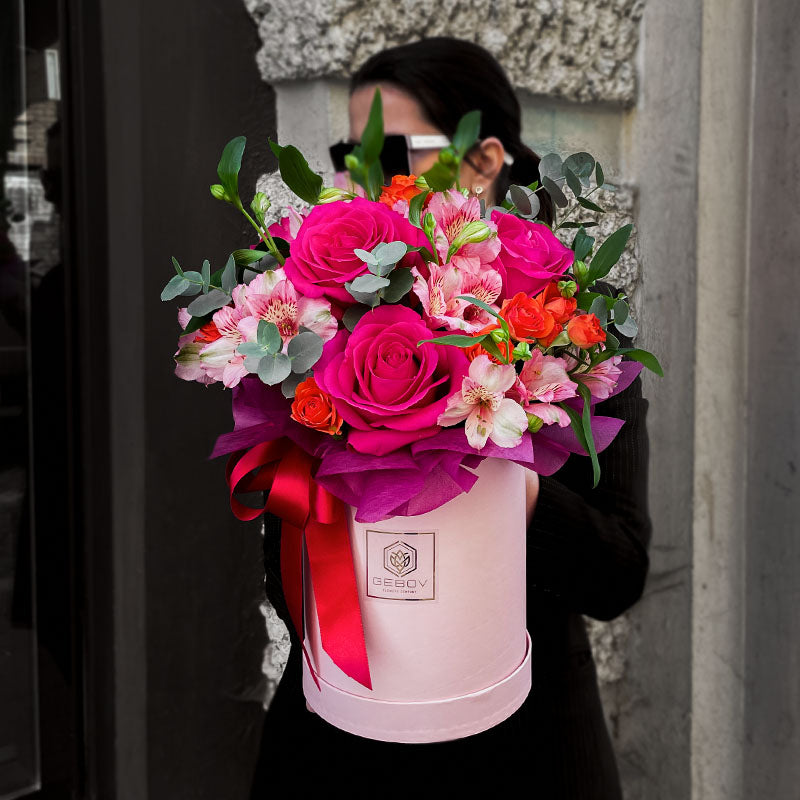 Кутия Клара No. 275 - Уникална кутия със свежи цветя в цикламено-розова гама, доставка в София