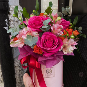 Кутия Клара No. 275 - Уникална кутия със свежи цветя в цикламено-розова гама, доставка в София, снимка 2