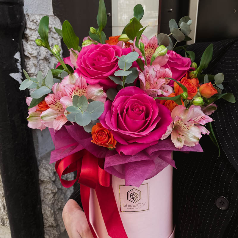 Кутия Клара No. 275 - Уникална кутия със свежи цветя в цикламено-розова гама, доставка в София, снимка 2