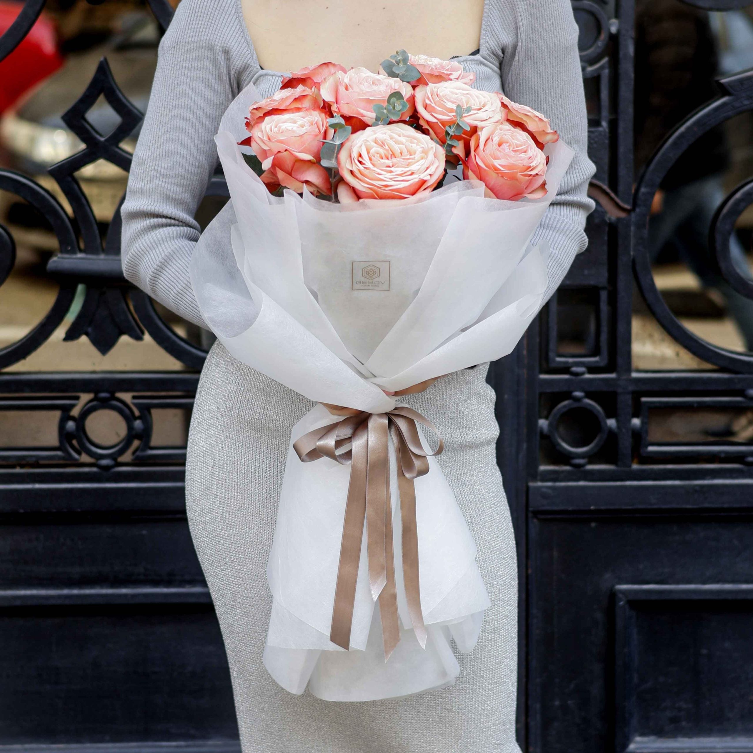 Букет от 9 бледо розови рози Nо. 277 - Великолепен букет от премиум качество рози в стилна, бяла опаковка, доставка в София