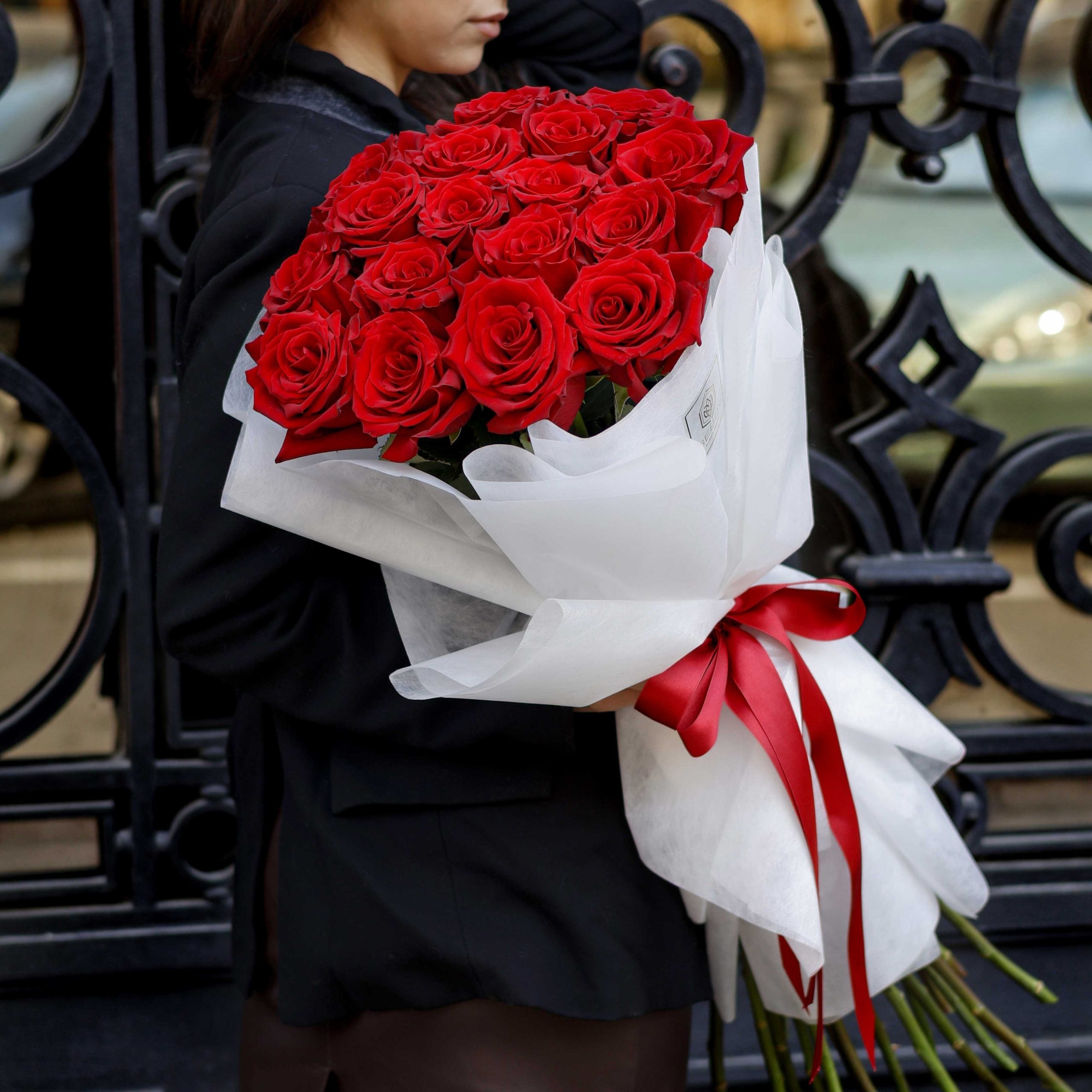 Букет от 17 червени рози Nо. 279 - Стилен, изтънчен и великолепен букет от червени рози, премием, доставка в София