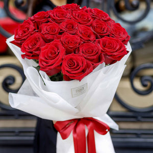 Букет от 17 червени рози Nо. 279 - Стилен, изтънчен и великолепен букет от червени рози, премием, доставка в София, снимка 3