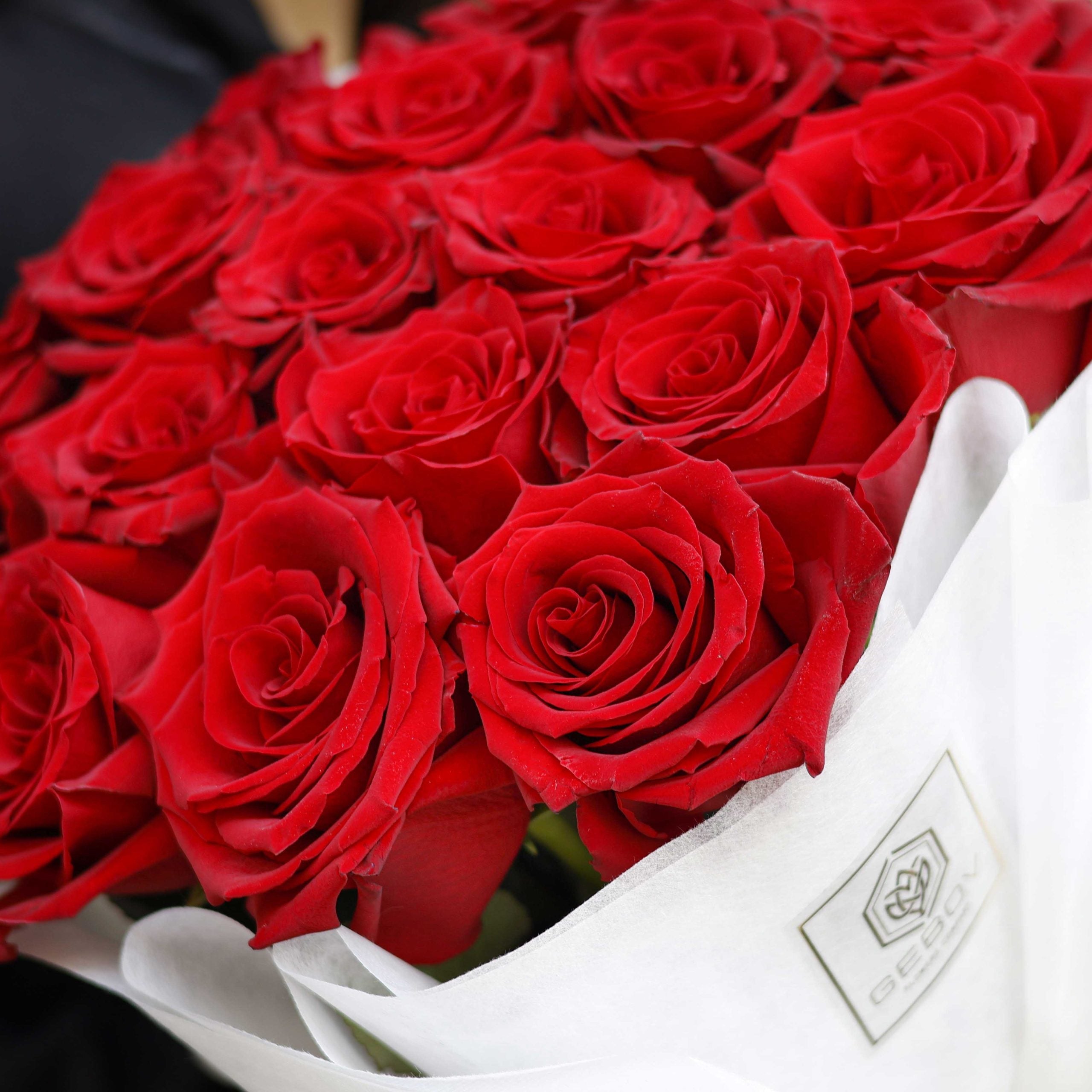 Букет от 17 червени рози Nо. 279 - Стилен, изтънчен и великолепен букет от червени рози, премием, доставка в София, снимка 2