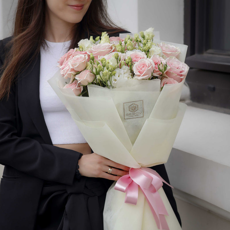 Букет Розалия No. 293 - Подарете моменти на изисканост и красота с нашия букет “Нежна, доставка в София