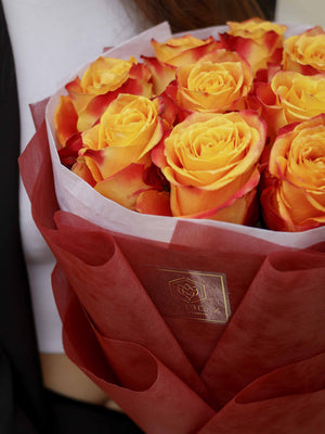 Букет от 11 оранжери рози No. 294 - Представете си лъчистия огън, обгръщащ сърцата с топлина и страст, доставка в София