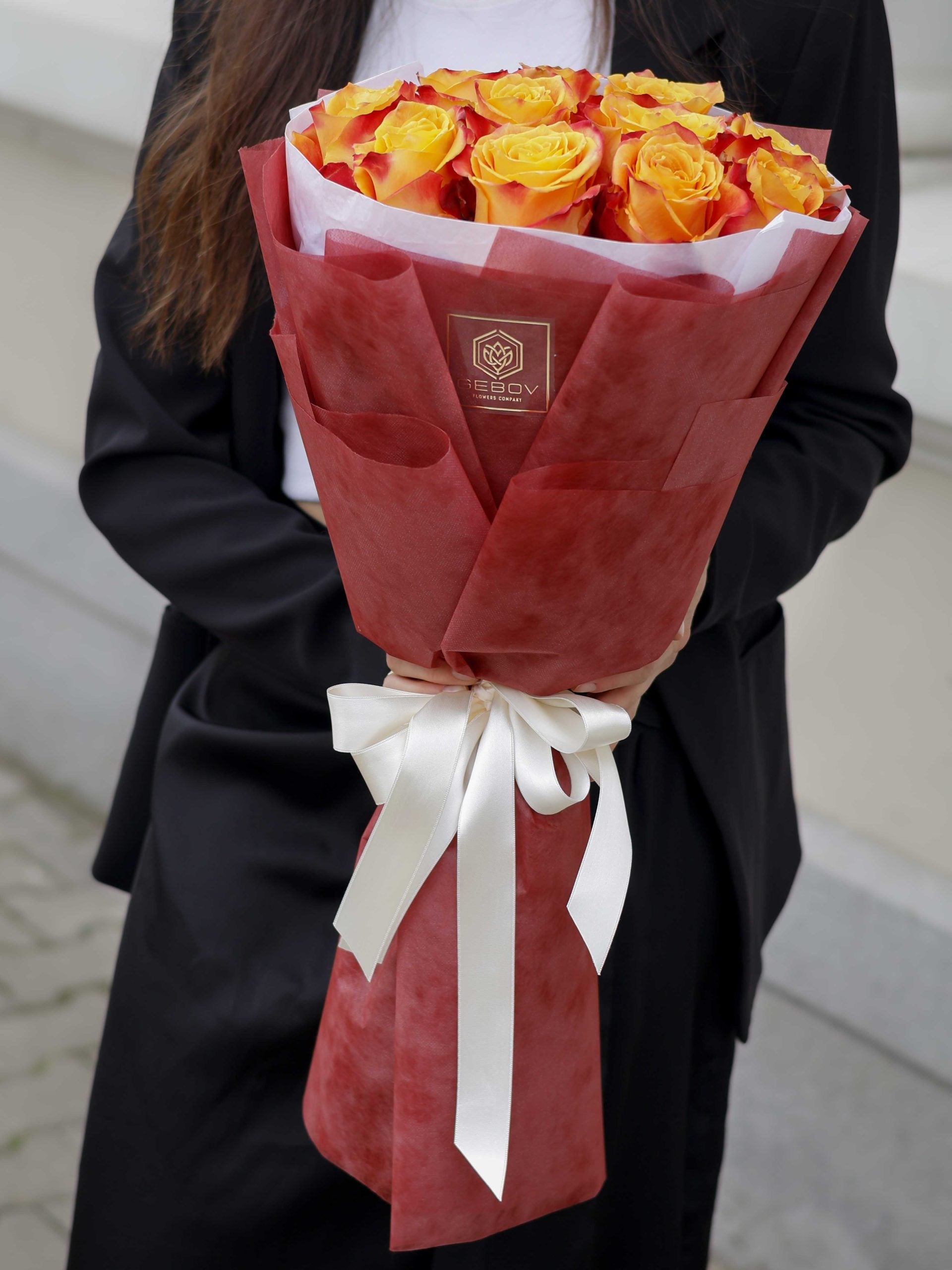 Букет от 11 оранжери рози No. 294 - Представете си лъчистия огън, обгръщащ сърцата с топлина и страст, доставка в София