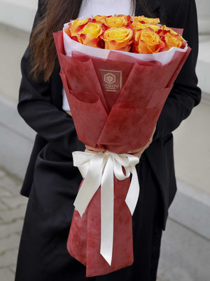 Букет от 11 оранжери рози No. 294 - Представете си лъчистия огън, обгръщащ сърцата с топлина и страст, доставка в София