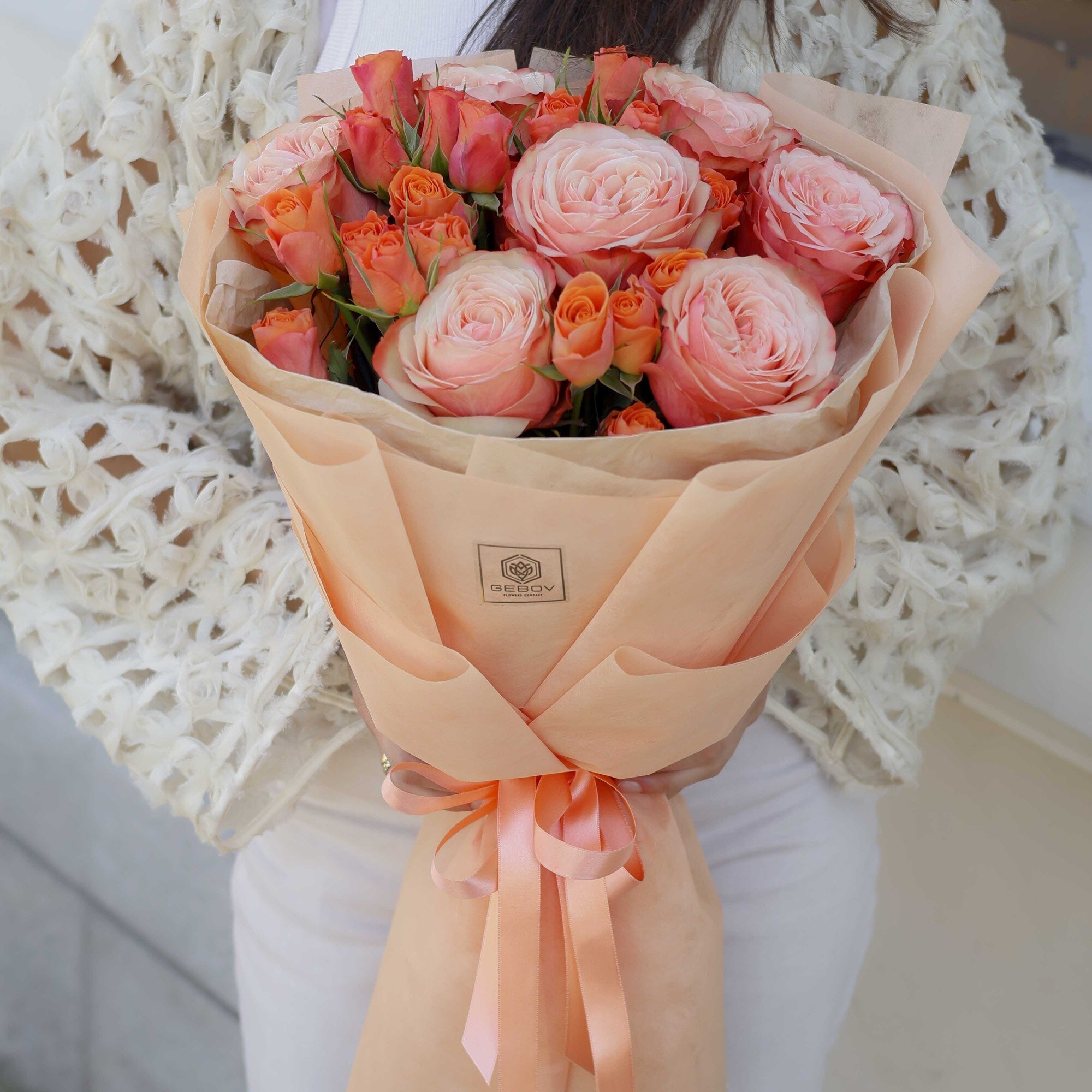 Букет Корал No. 306 - Оранжевите и коралови рози, представени във великолепна, доставка в София