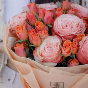 Букет Корал No. 306 - Оранжевите и коралови рози, представени във великолепна, доставка в София, снимка 2