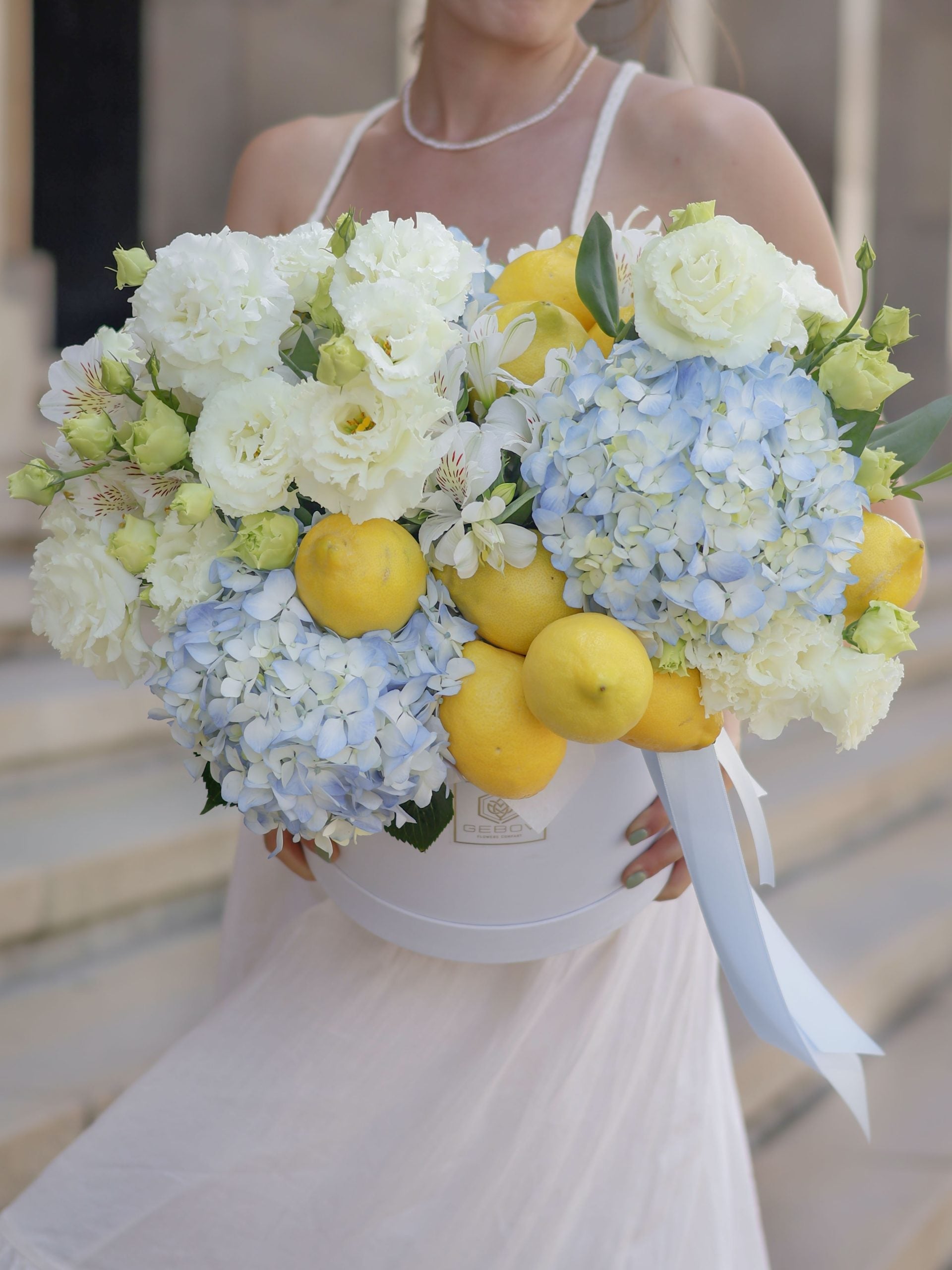 Кутия Капри No. 322 - Кутия Капри в елегантна цветна аранжировка, доставка в София