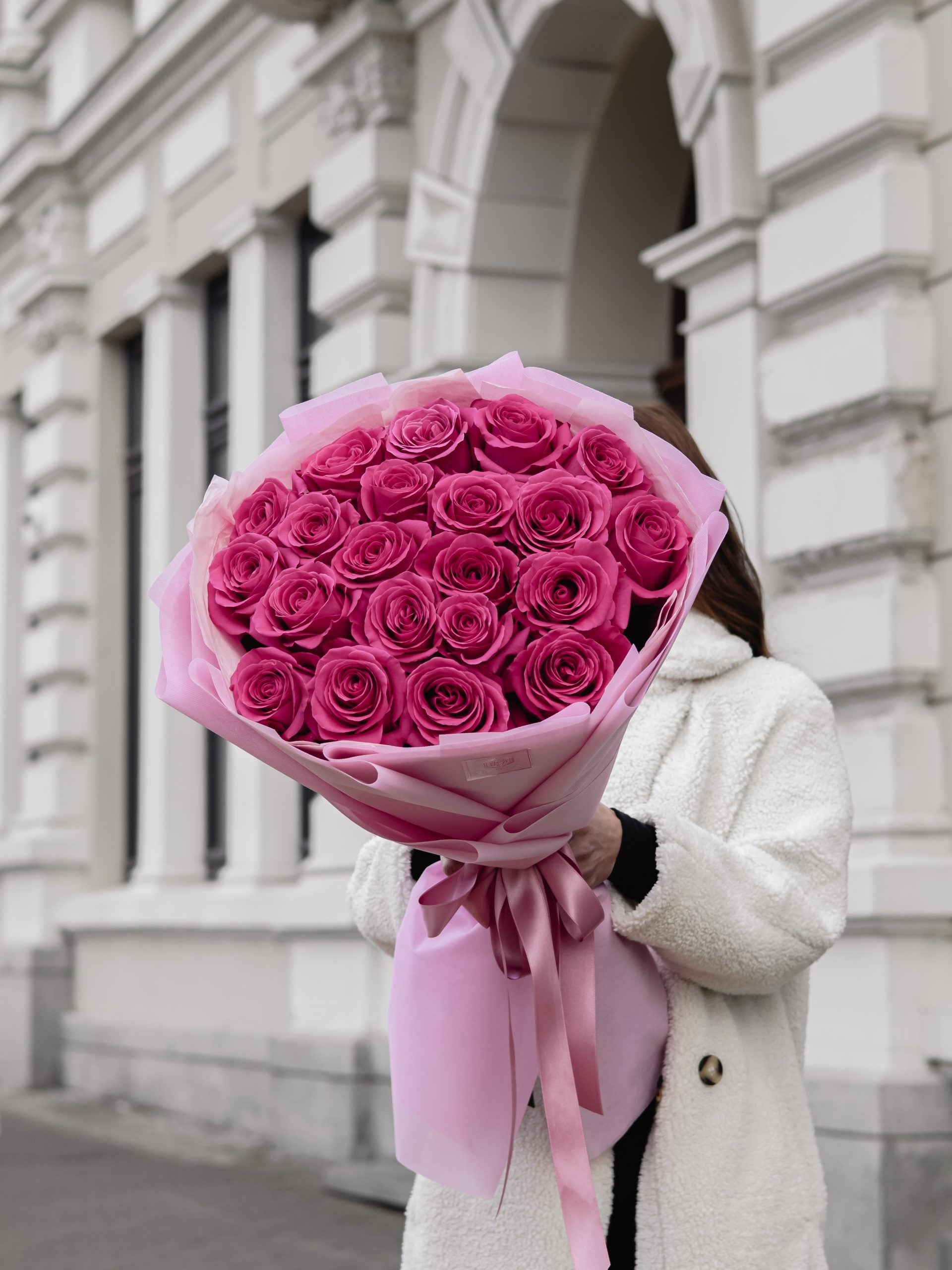 Букет от 21 цикламени рози No. 328 - Неповторим букет от 21 уникални цикламени рози с аромат, изработен, доставка в София