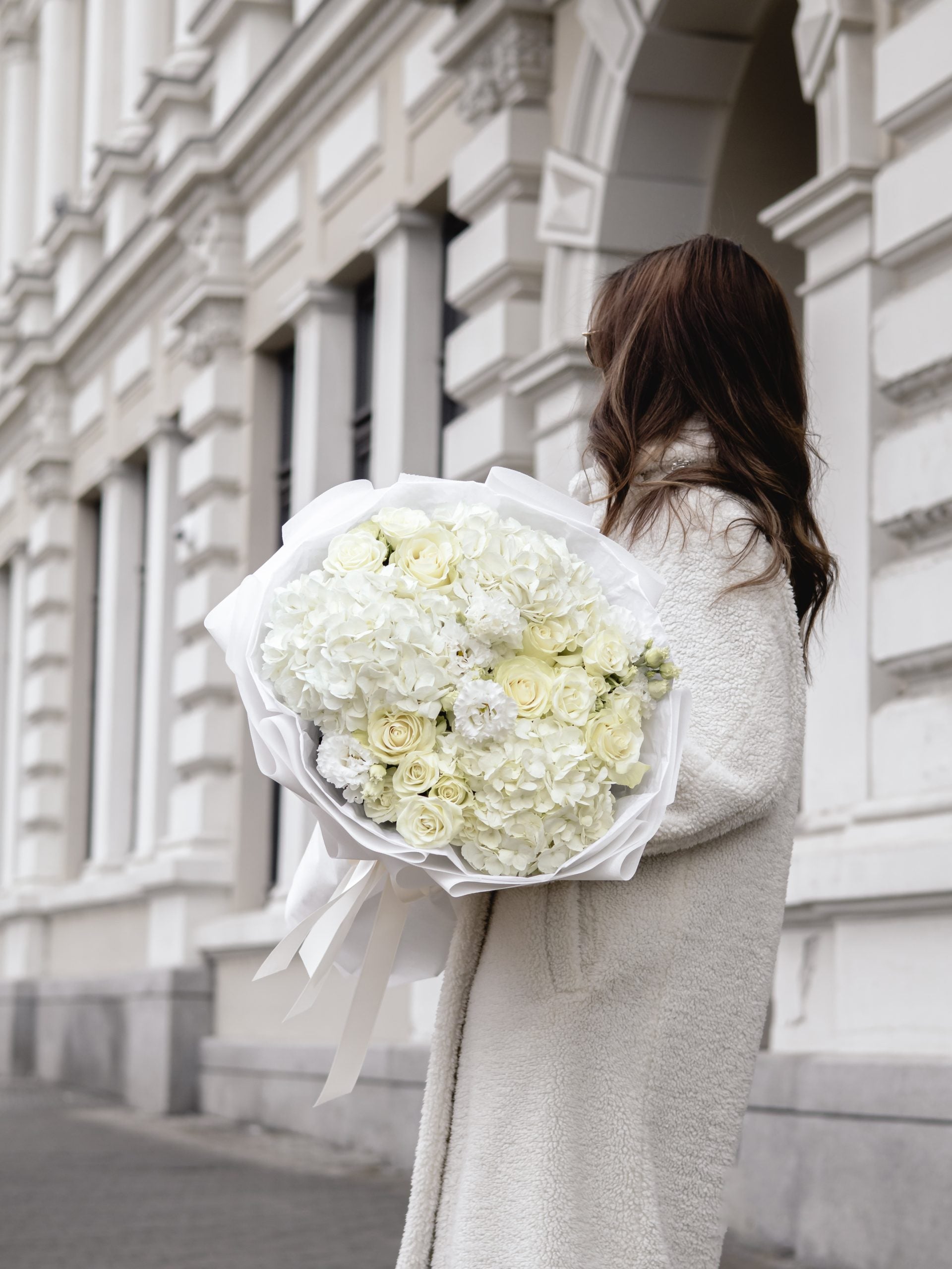 Букет Грация No. 335 - Създаден с внимание към детайла, букетът “Грация” съчетава, доставка в София